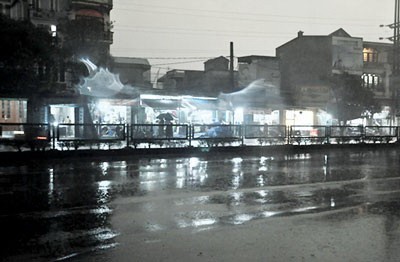 Unusual weather changes day into night in Quang Ninh Province on April 3 (Photo: SGGP) Unusual weather changes day into night in Quang Ninh Province on April 3 (Photo: SGGP)